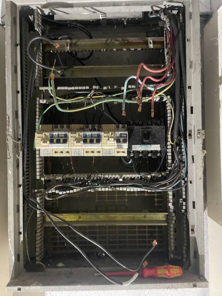 Mise en sécurité d’un tableau électrique ascenseur et VMC avant